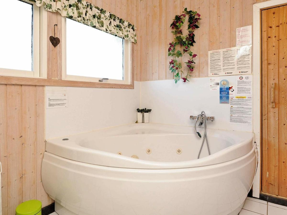 8 Person Holiday Home In Hejls Rom bilde